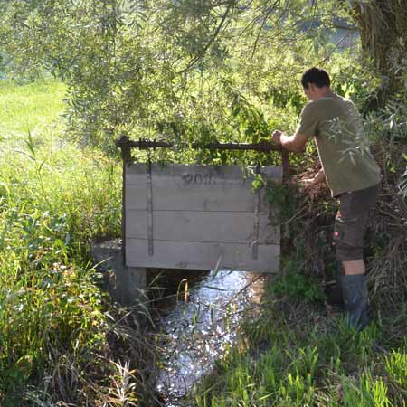Melchnauer Wässerbauer lässt zum Wässern eine Brütsche runter